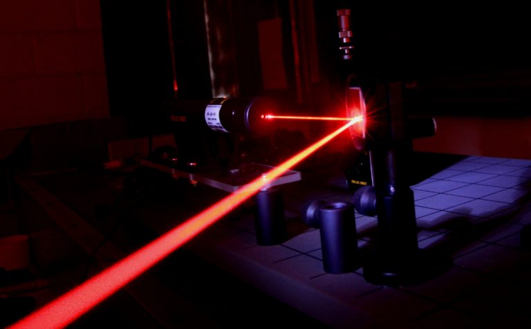 Laser à gaz He-Ne (hélium-néon) à 633 nanomètres, réfléchi par un miroir argent.