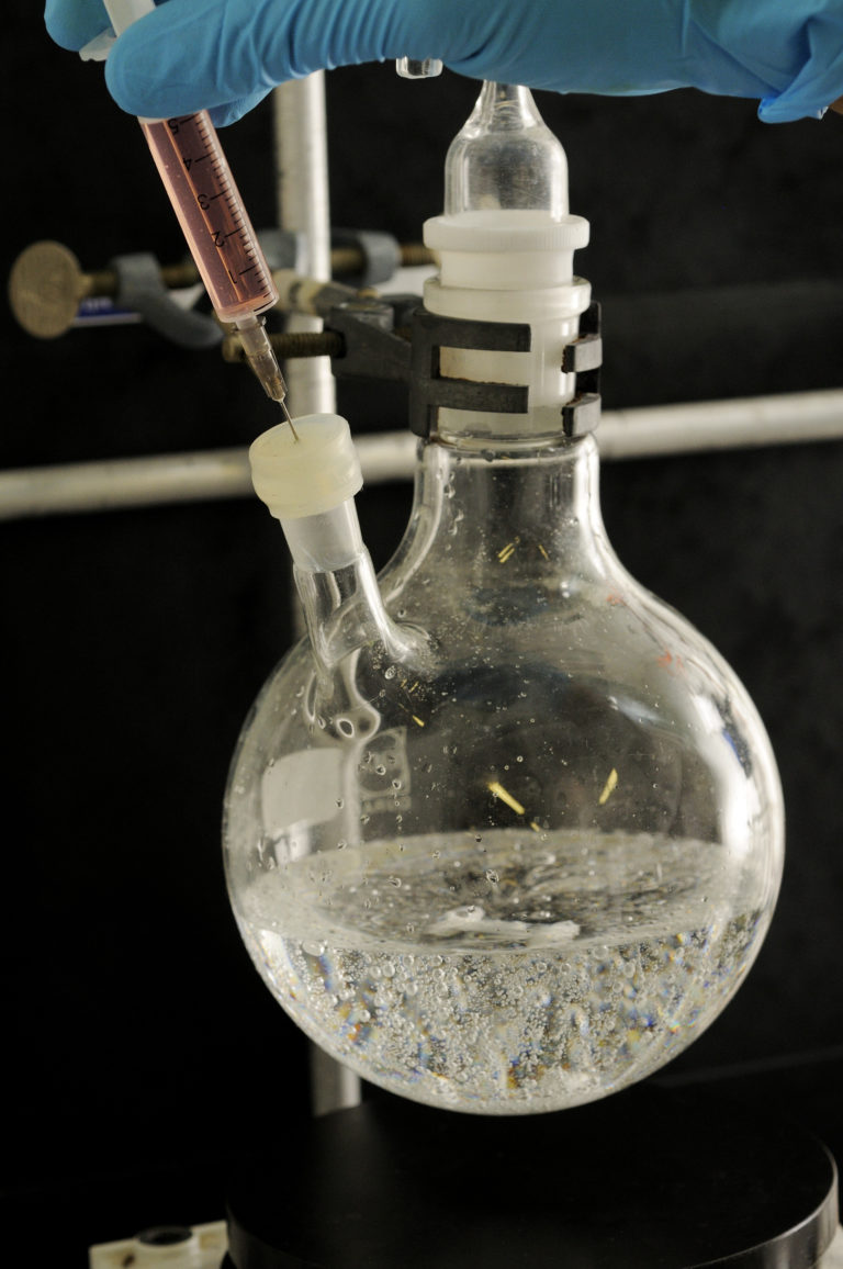 Ballon contenant une solution aqueuse de borohydrure de sodium