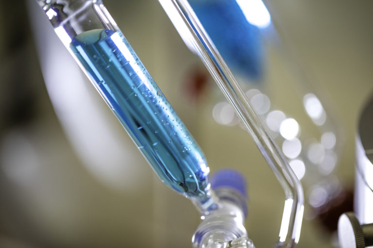 Ampoule à brome permettant l’addition goutte à goutte d’un réactif à un mélange réactionnel