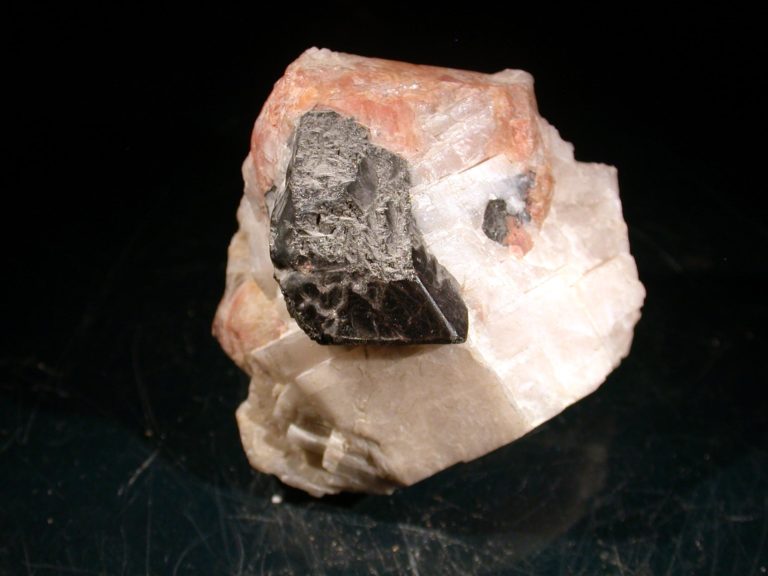 Minerais de zinc ou francklinite sous un éclairage naturel.