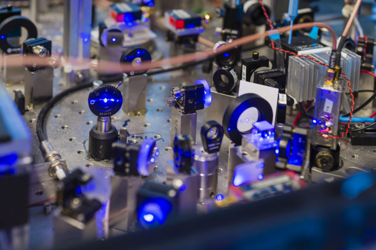 Éléments du banc optique générant un faisceau laser bleu