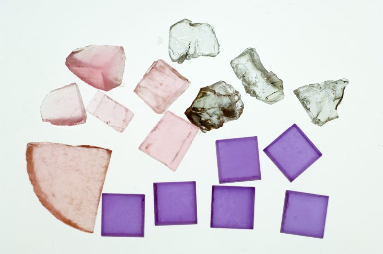 Cristaux de couleur : Borate double de lithium et de néodyme (violet), fluorure de potassium