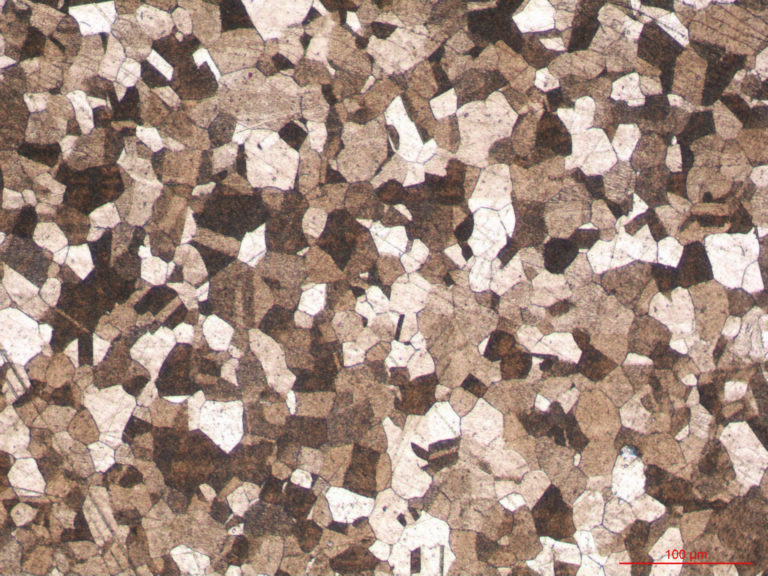 Microstructure d'une coupe métallographique d'un or gris attaqué chimiquement à l'eau régale